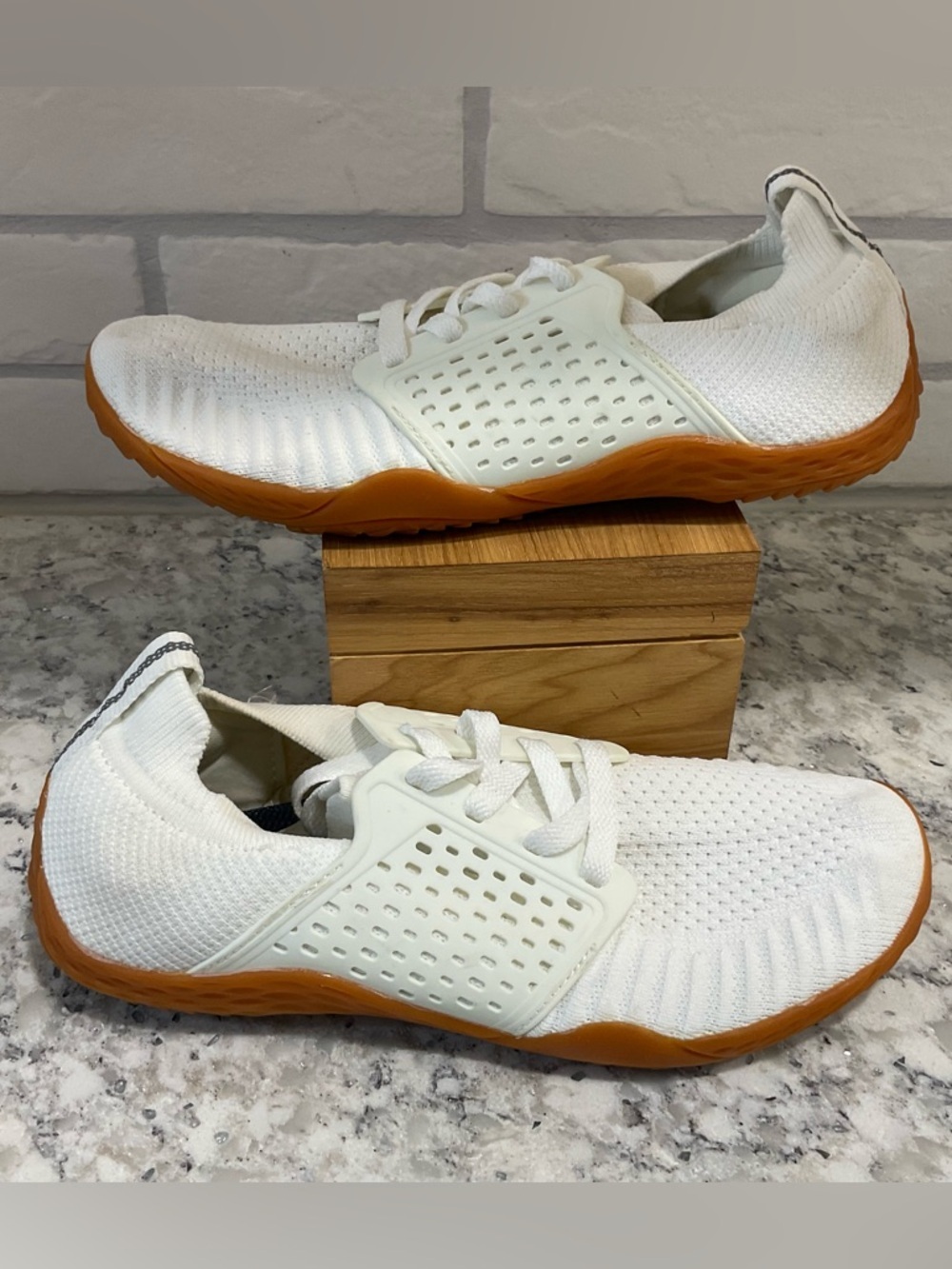 WHITIN Women’s White Minimalist Oval Support Cross Trainer Size 39
